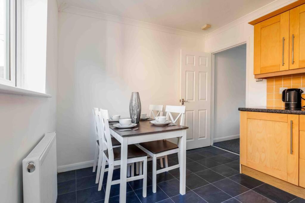 2 Bedroom House-Driveway - Bournemouth Hospital - Long Stay Discounts - Lima Apartments Ltd Exteriér fotografie