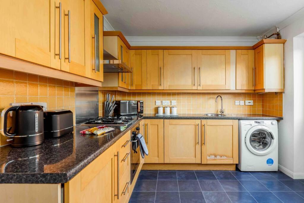 2 Bedroom House-Driveway - Bournemouth Hospital - Long Stay Discounts - Lima Apartments Ltd Exteriér fotografie